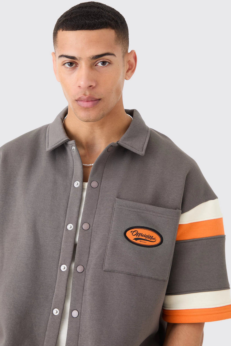 BOXY FIT VARSITY CAMISA AGASALHO