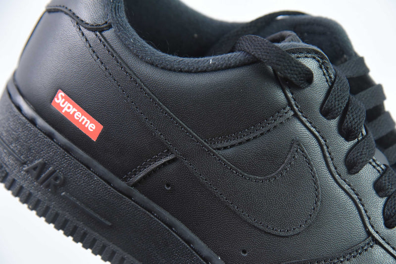Nike Air Force 1 Low Supreme Preto
