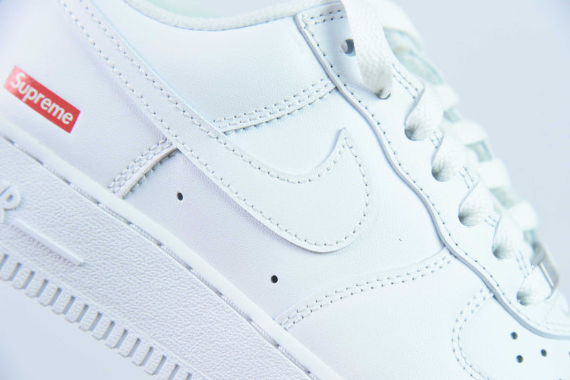 Nike Air Force 1 Low Supreme Branco