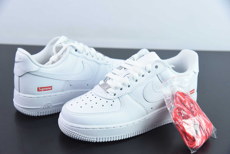 Nike Air Force 1 Low Supreme Branco